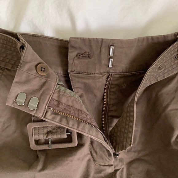 Talula by Aritzia Dark brown pleated belted khaki shorts - Picture 2 of 3